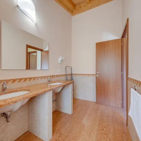 Apartmán Spacious In Idro With Shared Pool Crone