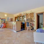 Spacious In Idro With Shared Pool Lägenhet Crone