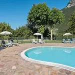 Spacious In Idro With Shared Pool Lägenhet *