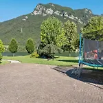 Spacious In Idro With Shared Pool Lägenhet