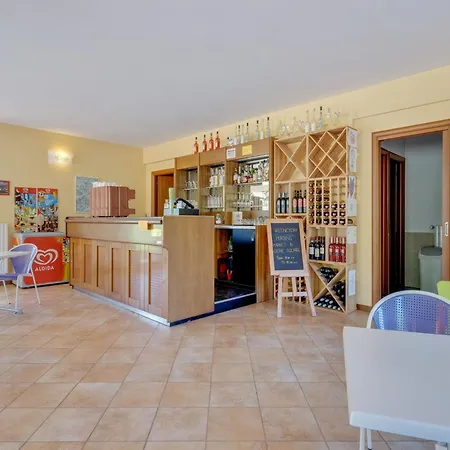 Spacious In Idro With Shared Pool דירה Crone