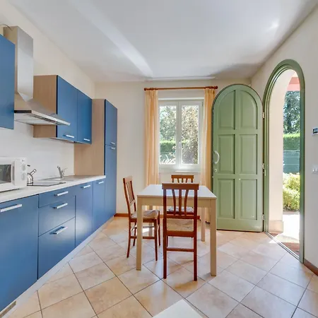 Spacious In Idro With Shared Pool דירה