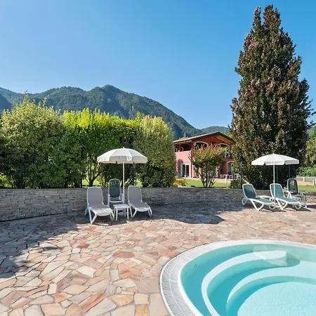 Spacious In Idro With Shared Pool דירה Crone