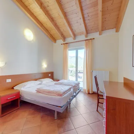 Spacious In Idro With Shared Pool דירה