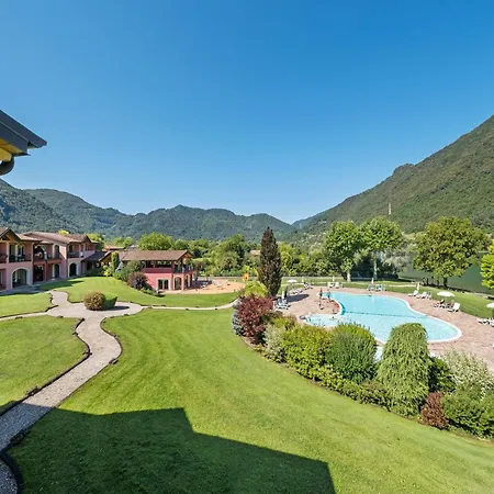 Spacious In Idro With Shared Pool דירה Crone