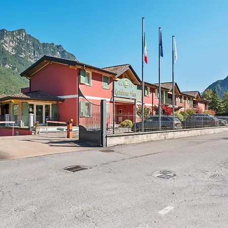 Spacious In Idro With Shared Pool דירה *