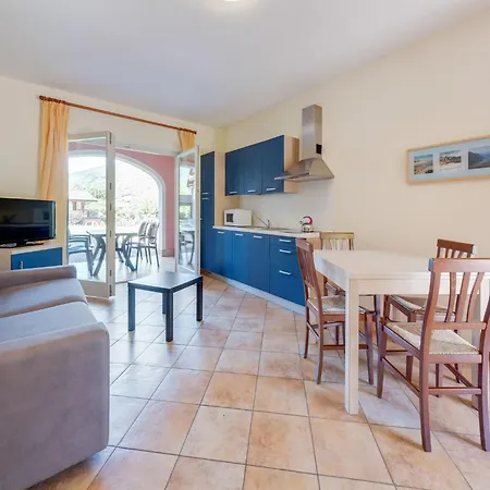 Spacious In Idro With Shared Pool דירה Crone