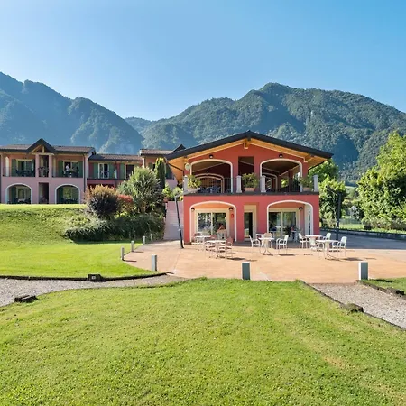 Spacious In Idro With Shared Pool דירה