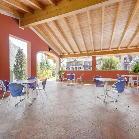 דירה Spacious In Idro With Shared Pool
