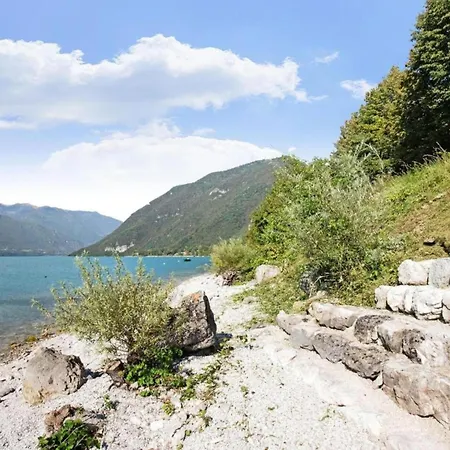 Spacious In Idro With Shared Pool *