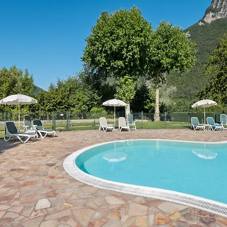 Spacious In Idro With Shared Pool דירה Crone