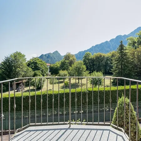 Spacious In Idro With Shared Pool דירה