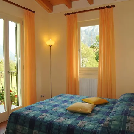 Spacious In Idro With Shared Pool דירה