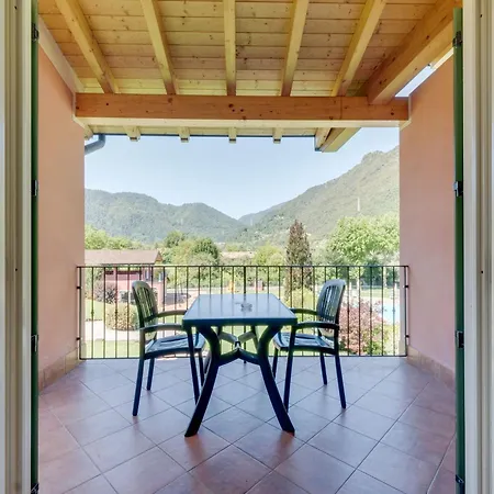 Spacious In Idro With Shared Pool Lejlighed Crone