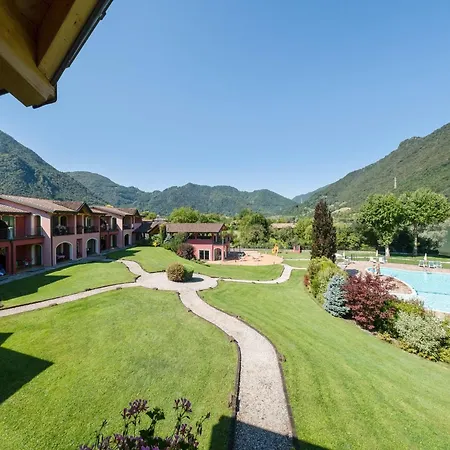 Spacious In Idro With Shared Pool Lejlighed Crone