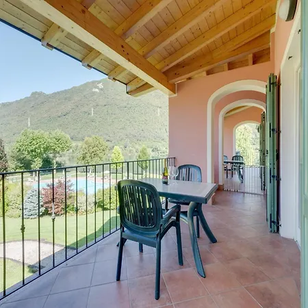 Апартаменты Spacious In Idro With Shared Pool
