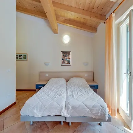 Apartman Spacious In Idro With Shared Pool Crone