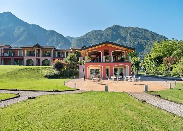 Spacious In Idro With Shared Pool شقة