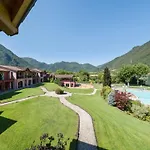 Spacious In Idro With Shared Pool Lejlighed Crone