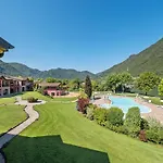 Spacious In Idro With Shared Pool Lejlighed Crone